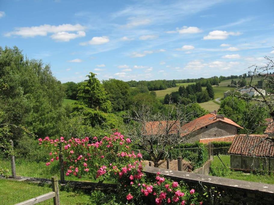 Cottage By The Chateau With Pool In National Parc Les Salles-Lavauguyon Екстериор снимка